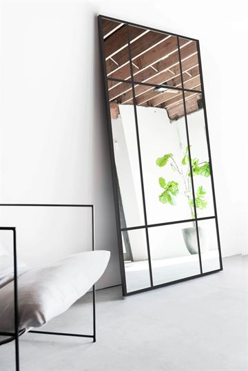 Spegel med svart ram av järn stl. 200x100 cm